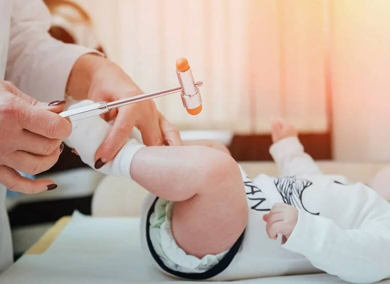 Когда нужна консультация детского невролога: на что обратить внимание родителям