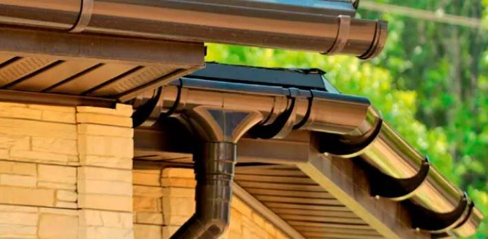 Металлические или пластиковые водосточные желоба: как сделать правильный выбор для вашего дома