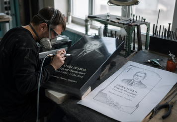 Изготовление памятника на заказ: какие решения делают мемориал индивидуальным