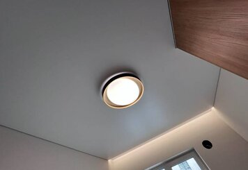 Теневой профиль или классическая заглушка: что выбрать для натяжного потолка в 2026?