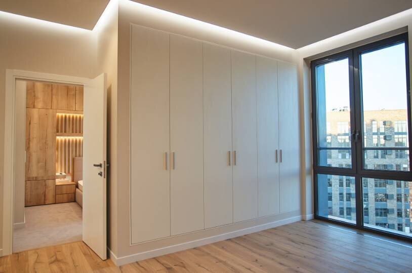 Встроенный или корпусный распашной шкаф — что выбрать для вашего дома?