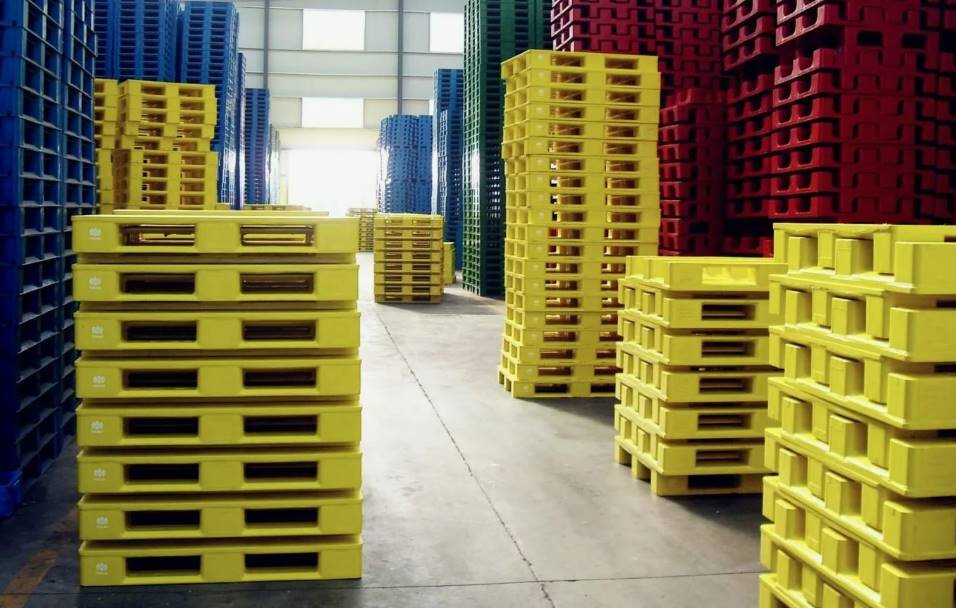 Когда складу выгоднее перейти с деревянных поддонов на пластиковые