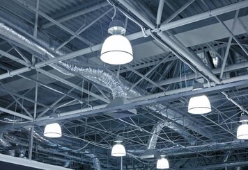 LED‑промышленные светильники и люминесцентные: сравнение эффективности и экономии