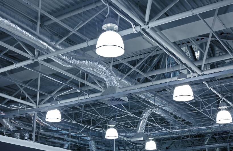 LED‑промышленные светильники и люминесцентные: сравнение эффективности и экономии