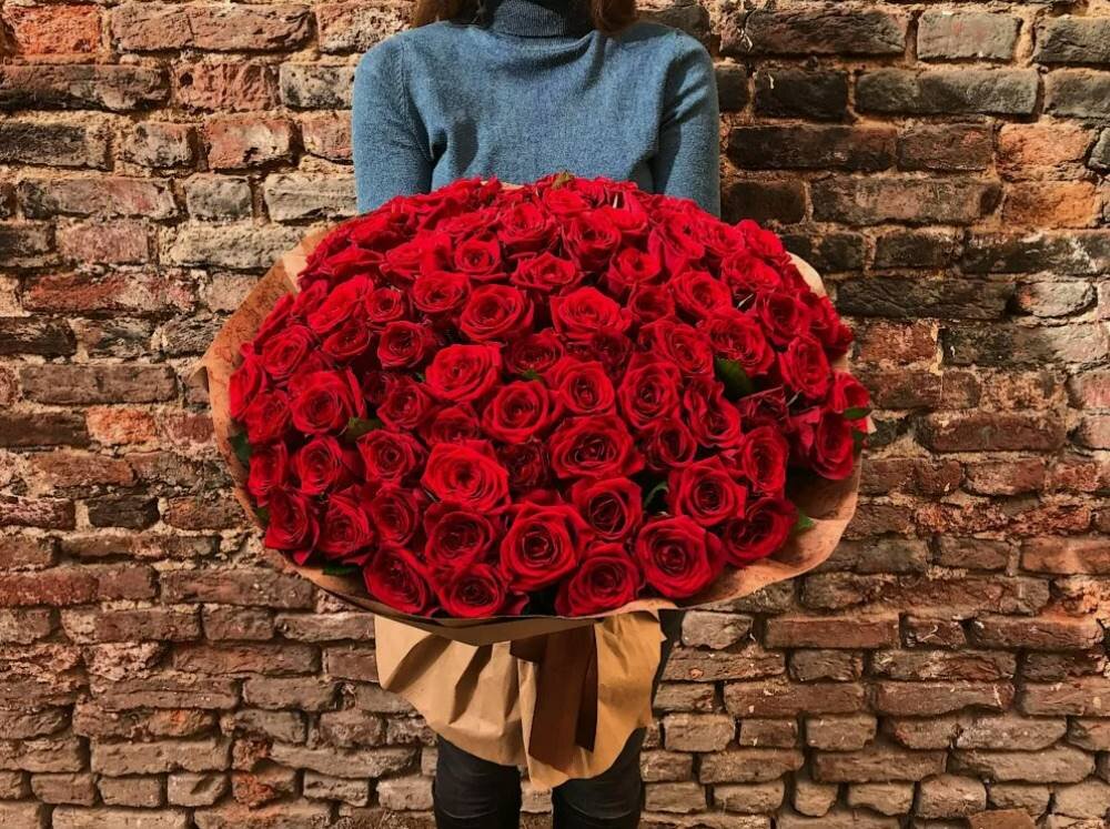 Букеты из 101 розы: разбираемся в особенностях