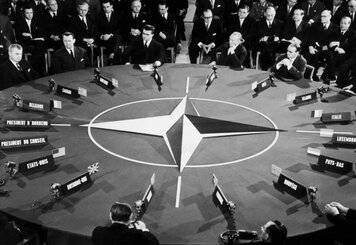 Холодная Война, Тайные Операции и Гонка Вооружений