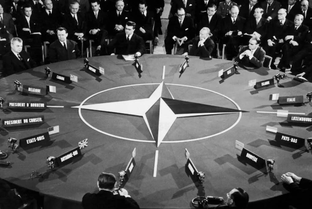 Холодная Война, Тайные Операции и Гонка Вооружений