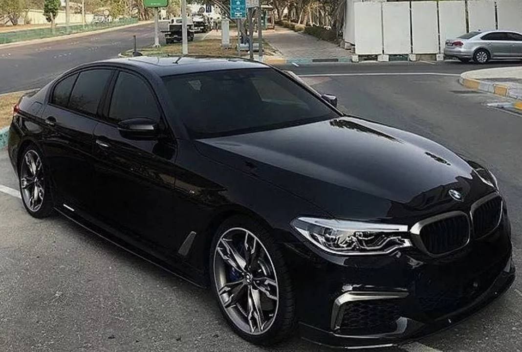 В Минске двое мужчин, угрожая пистолетом водителю, украли его BMW