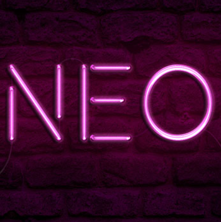 Неоновые буквы на кирпичной стене