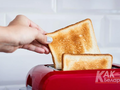 Тостер на кухне – румяные ломтики хлеба к завтраку