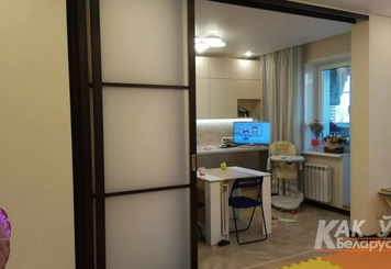 Стеклянная раздвижная дверь на кухне