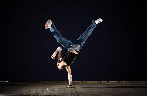 Танцор, окружённый цветным свечением