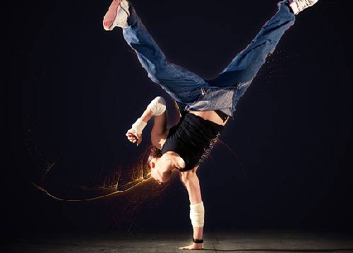 Танцор, окружённый цветным свечением