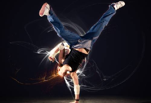 Танцор, окружённый цветным свечением