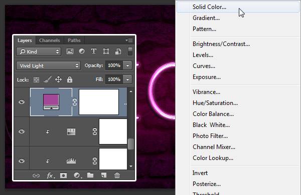 Неоновые буквы на кирпичной стене